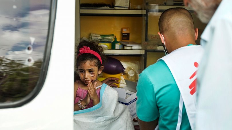 Die 3-jährige Samar wird in der mobilen Klinik von Ärzte ohne Grenzen wegen ihren Verletzungen und Verbrennungen behandelt. Beirut, Libanon, 10.8.2020
