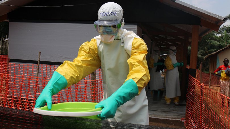 Centre de traitement de Boso Monginda Ebola dans la zone de santé de Blomba, avec un staff MSF en PPE complète 