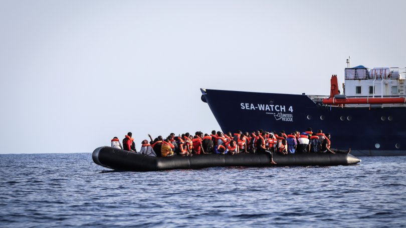Das Sea Watch 4 Rettungsboot rettet 97 Menschen in einem überfüllten Boot 30 Seemeilen vor der Küste Libyens, 23.08.2020.