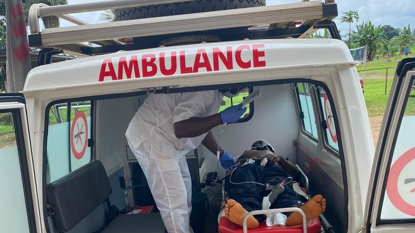 Une ambulance MSF avec un infirmier et un patient dans un brancard.
