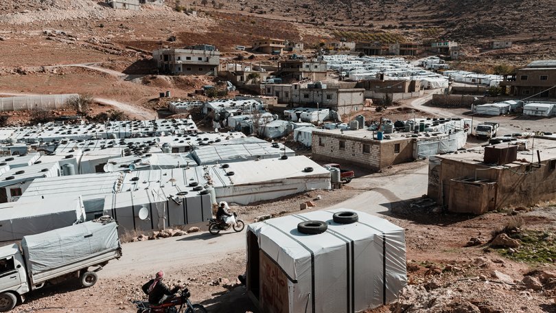 Blick von der informellen Zeltsiedlung (Informal Tented Settlement, ITS) Rif Al Sham in Arsal. 