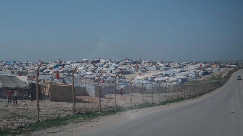Vue du camp d’Al-Hol, des tentes s’étendent à perte de vue derrière le grillage.