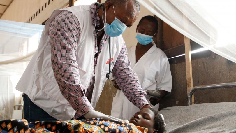 Un médecin MSF examine un patient atteint de la rougeole.