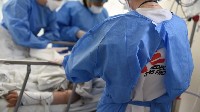 Des staffs MSF autour du lit d’un patient atteint du Covid-19 au Pérou.