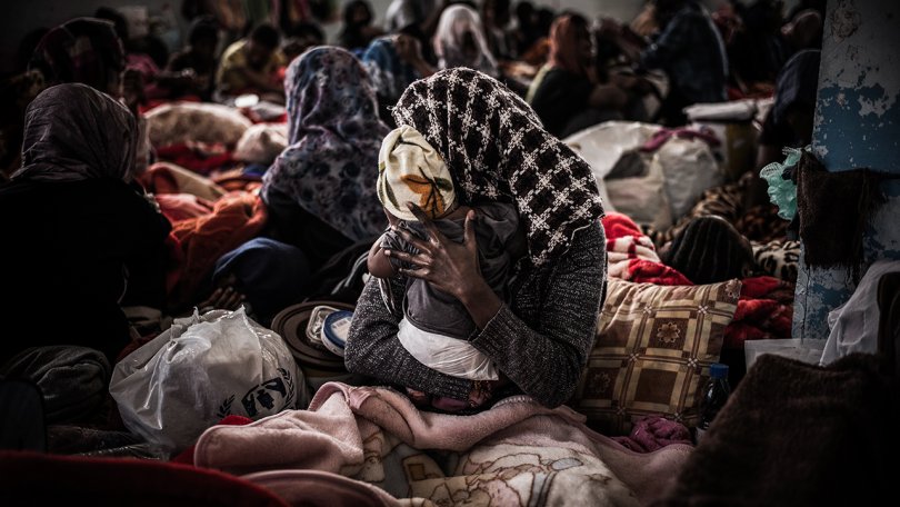 Eine Mutter mit ihrem Kind, die in einem Internierungslager in Libyen festgehalten werden.