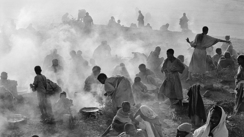 ÄTHIOPIEN. Lebensmittelzentrum für von der Hungersnot vertriebene Menschen. 1983. Chris Steele-Perkins/MAGNUM Photos