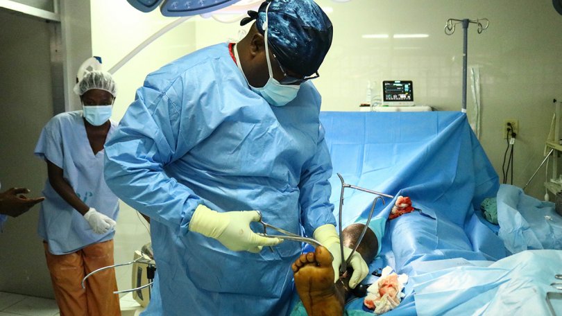 Chirurgien orthopédique MSF, dans la salle d'opération de l'hôpital Saint Antoine de Jérémie en train d’opérer un patient.
