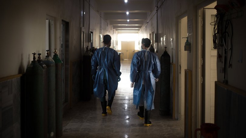 Deux infirmiers marchent dans les couloirs du service spécialisé Covid-19, à l'hôpital national de Raqqa.