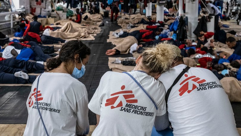 3 staffs MSF récupèrent sur le Geo Barents après 24h de sauvetage mouvementées, qui ont vu 186 personnes être sauvées des eaux de la Méditerranée centrale, alors que dix autres ont péri.