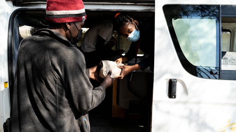 Die MSF-Mitarbeiterin Selma übergibt ein vorverpacktes Injektionsset. Diese Kits sind Teil unseres Risikoreduktionsprogramms in Maputo. Sie verringern das Risiko, das Drogenabhängige durch die Wiederverwendung von kontaminierten Nadeln eingehen.