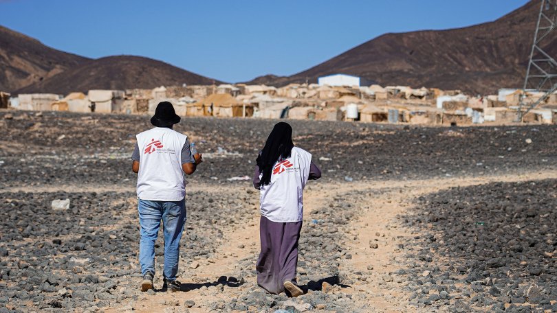 Deux staffs MSF marchent dans le campAl-Sweida à Marib.