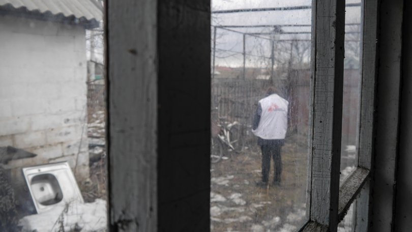 L'un des membres du personnel de MSF se tient devant la maison abandonnée où MSF exploite une clinique mobile dans le village de Vodiane.