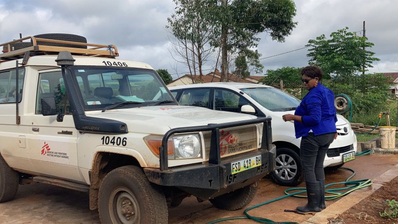 Fikile Ngwenya mit einigen der verschiedenen Fahrzeuge, die sie für Ärzte ohne Grenzen in Eswatini fährt.