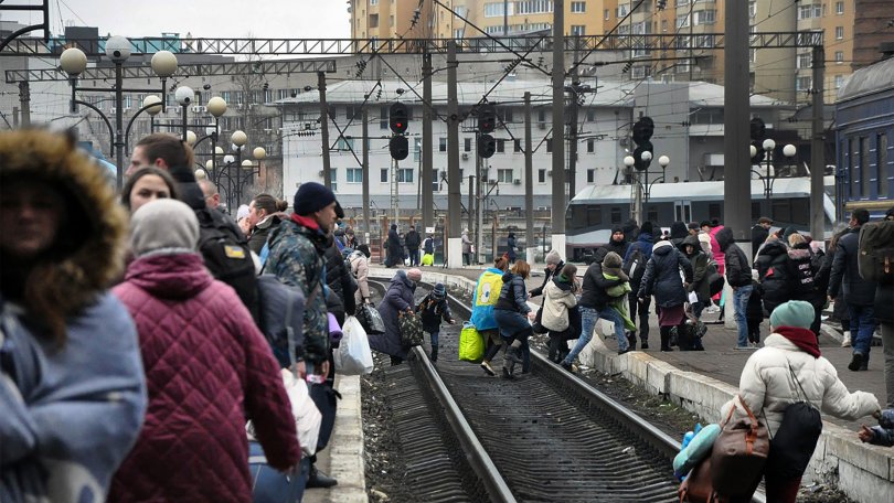 Des déplacés en provenance de Kiev arrivent à Lviv.