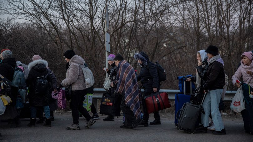 Des Ukrainiens attendent de traverser la frontière pour rejoindre la Slovaquie.
