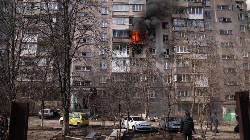 Un immeuble en feu à Marioupol.