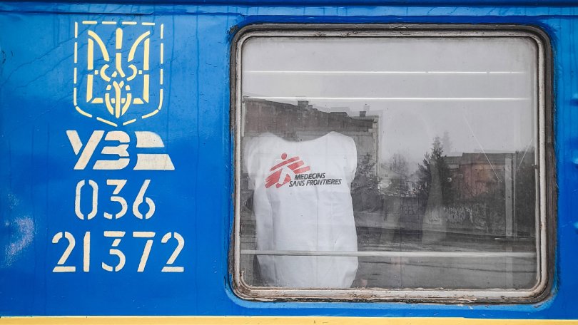 Personnel MSF dans un train médicalisé entre Zaporizhzhia et Lviv. Ukraine, 01 avril 2022