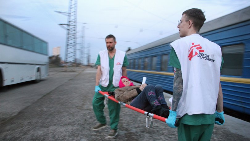 Sechs Wochen nach Beginn des Krieges in der Ukraine ist Ärzte ohne Grenzen mit mehr als 300 Mitarbeiter:innen im gesamten Land im Einsatz. Der Schwerpunkt der Arbeit liegt auf der Unterstützung der Menschen nahe der Frontlinien im Osten.  