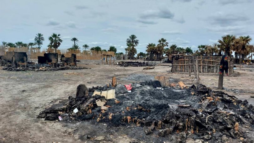 Bei Angriffen im Bezirk Leer im Südsudan im April 2022 zerstörten bewaffnete Gruppen Dörfer, plünderten Eigentum und brannten Häuser nieder, wodurch Tausende von Menschen vertrieben wurden.