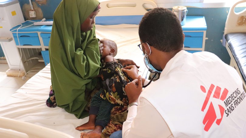 Un médecin MSF examine une enfant à Baidoa, Somalie. Mai 2022.