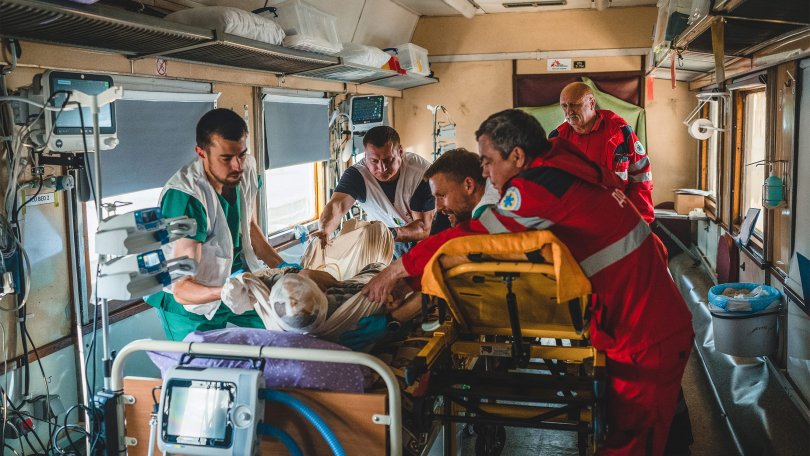 Des médecins s'occupent d'un patient à bord du train médicalisé MSF.