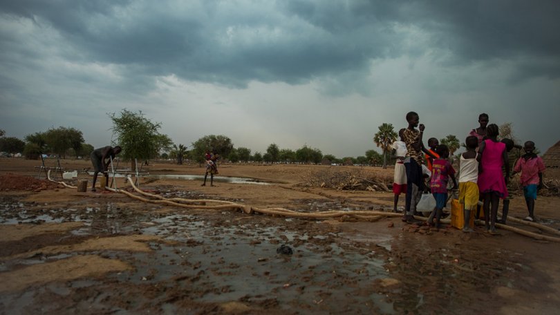 Die Wasserversorgung und hygienischen Bedingungen im Lager sind katastrophal. Es gibt kein Trinkwasser und tausende Menschen müssen ihre Notdurft im Freien erledigen, was das Risiko für Epidemien erhöht. Vertriebenenlager von Gomgoi, Twic County, Südsudan, 7. April 2022