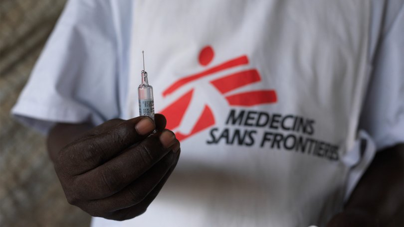  Ein MSF-Mitarbeiter hält eine Spritze mit dem Hepatitis-E-Impfstoff.