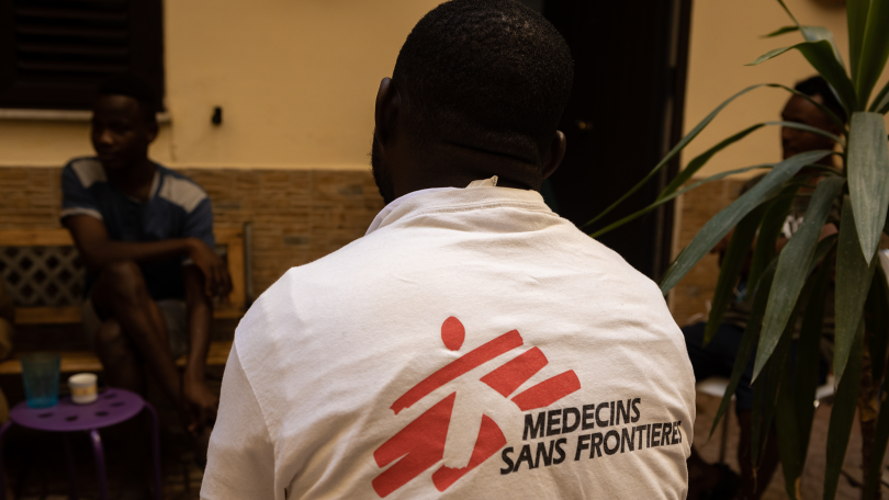 Moussa Zarre, interkultureller Mediator bei MSF, spricht mit evakuierten Personen.