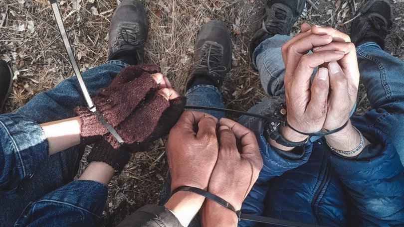 Drei Personen mit Handfesseln, die eines unserer Notfallteams auf der griechischen Insel Lesbos vorgefunden hat.