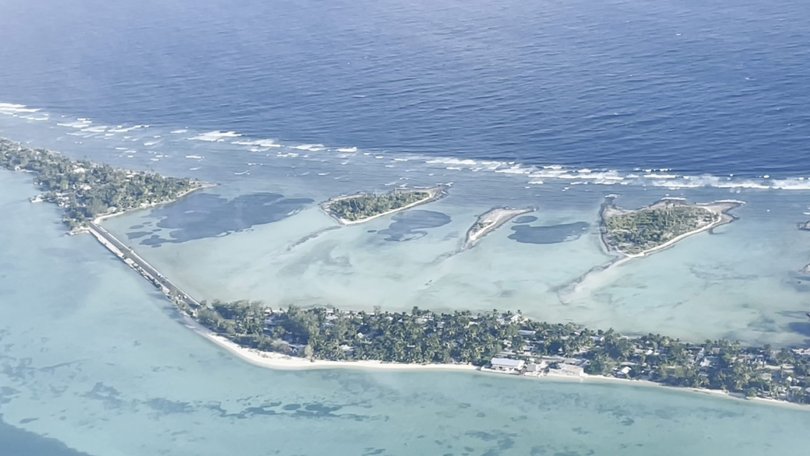 Vogelperspektive auf ein Atoll von Kiribati. November 2022. 