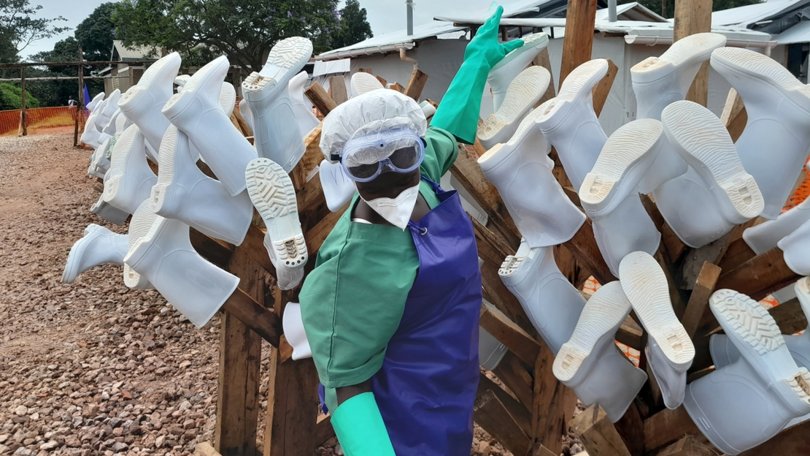 Desinfektion von medizinischen Stiefeln Mubede. November 2022, Uganda. 