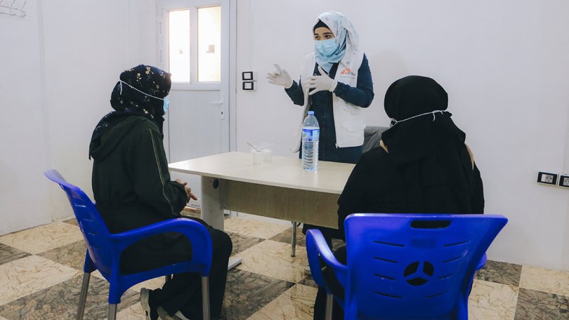 Une travailleuse de la santé montre comment préparer la solution de réhydratation orale (ORS) pour le traitement du choléra dans un centre de soins primaires MSF dans le gouvernorat d'Idlib.