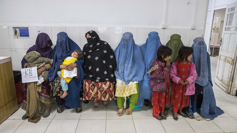 Des femmes attendent dans la zone de triage de la salle d'urgence de l'hôpital de Boost soutenu par MSF. 26 janvier 2022 Lashkar Gah, Afghanistan