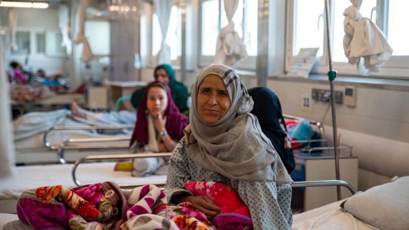 Marieh, eine Patientin in der Frauenabteilung des MSF-Traumazentrums in Kunduz in Afghanistan, November 2022..