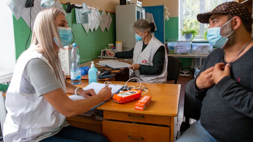 Un patient en consultation pour son hypertension dans une clinique mobile MSF à Uzhhorod, une ville du sud-ouest de l'Ukraine, dans la région de Zakarpattia. 19 septembre 2022.