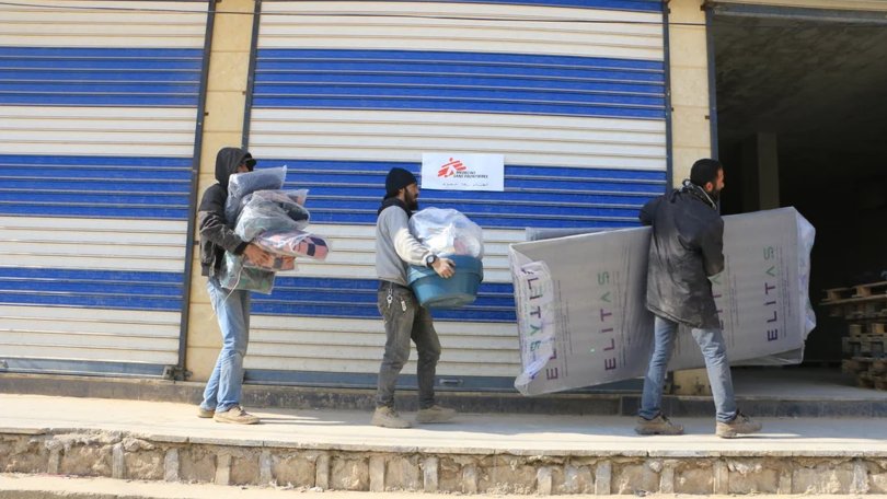MSF-Mitarbeitende bringen Hilfsüger in das Spital von Atme. Syrien, 11. Februar 2023.