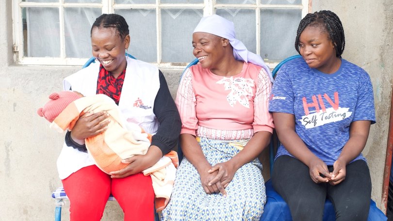 Marvellous Nzenza, ihre Mutter Jacqueline und Relative Chitungo, MSF-Sozialarbeiterin. Simbabwe, Januar 2022.