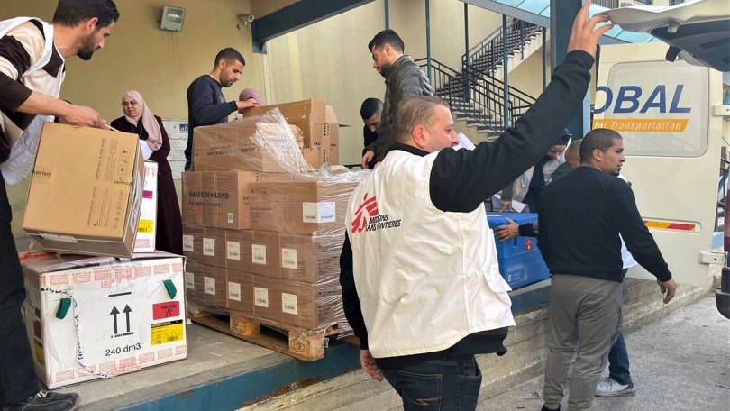 Le personnel MSF du projet d'Hebron charge les fournitures médicales données aux centres de santé de Naplouse le 28 février dernier. Naplouse