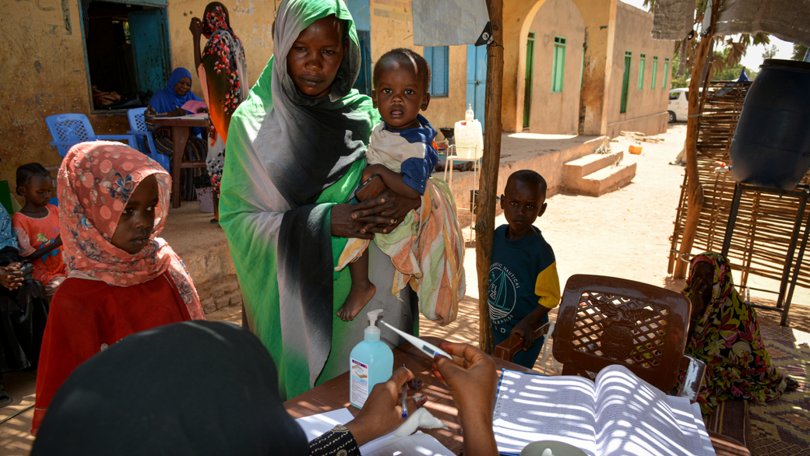 Fatima und ihre vier Kinder in einer unserer mobilen Kliniken. El Geneina, Sudan, Juni 2022.