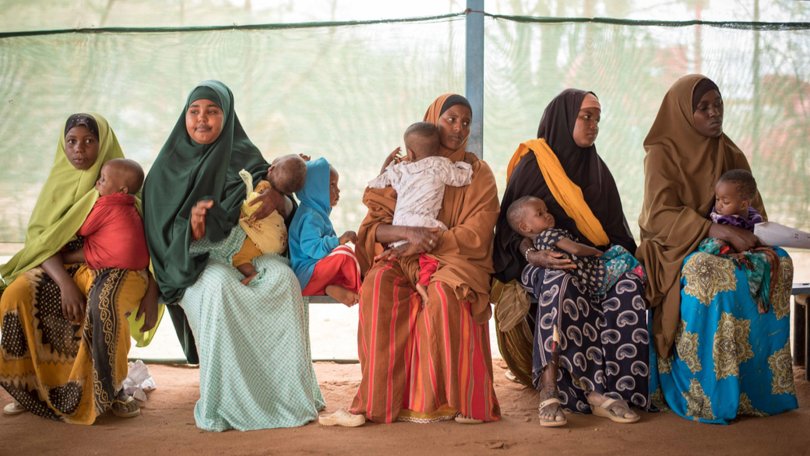 Mütter warten mit ihren Kindern in der Gesundheitsstation des Geflüchtetencamps Dagahaley in Dadaab. Kenia, Juli 2019.