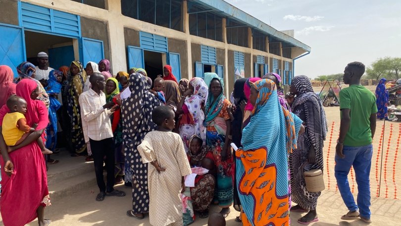 Geflüchtete Sudanes:innen warten auf eine medizinische Behandlung. Region Sila, Tschad, Mai 2023.
