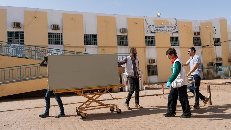 Le personnel de MSF essaie de travailler avec les moyens du bord pour rendre l'hôpital de Bashair opérationnel. Khartoum, 13 mai 2023.