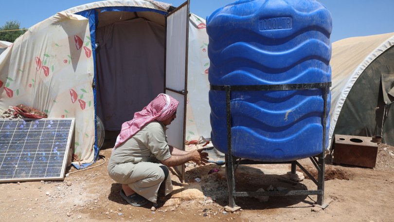 Aufbau eines Trinkwassersystems in einem Camp im Nordwesten Syrien. Juni 2023.