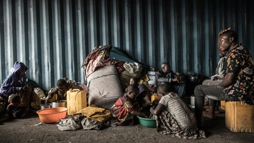 Vertriebene im Camp Rusayo warten darauf, Wasser zu holen. DR Kongo, April 2023.