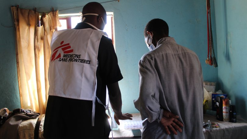 Un infirmier MSF explique à un patient le traitement de la tuberculose dans la région de Shiselweni. Eswatini, septembre 2020.