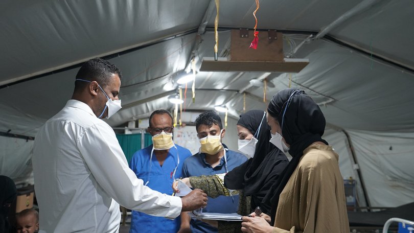 Ein medizinisches Team führt eine Visite in der Isolation des Trauma-Spitals in Mocha durch. Jemen, 10. Juni 2023