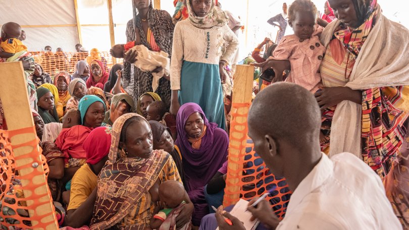 Patient:innen warten auf die Triage in der MSF-Klinik im Camp in Adré, Tschad, August 2023.