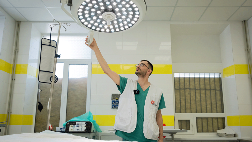 Dr. Khassan El-Kafarna leitet die MSF-Notaufnahme im Spital in Kostiantynivka. Ukraine, 20. Juni 2023.