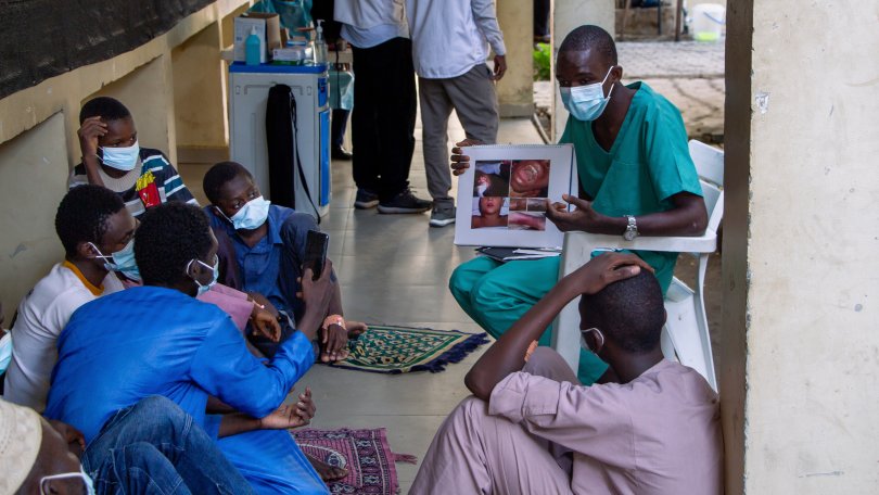 Un promoteur de santé explique les symptômes de la diphtérie à un groupe de patients et de soignants à l'hôpital spécialisé de Murtala Mohamed. Kano, Nigeria, 12 septembre 2023.