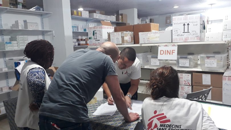 MSF-Mitarbeitende bereiten am 8. Oktober 2023 eine Spende von medizinischem Material in Gaza vor.